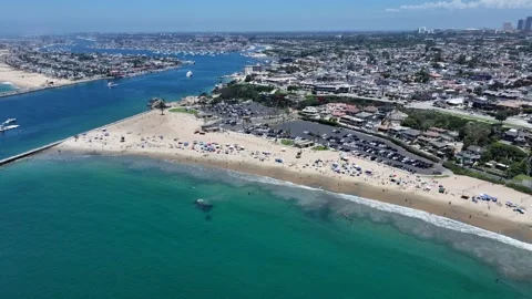 Climbing in front of Corona del Mar State Beach, located in Corona del Mar 库存影片 340075703