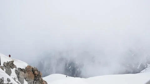 Climbing group walking on the top of snow slope of Mont Blanc, Chamonix, France, 库存影片 65464430
