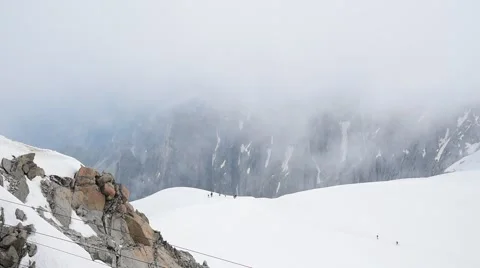 Climbing group walking on the top of snow slope of Mont Blanc, Chamonix, France, 库存影片 65464441