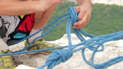 Climbing knots on a rope 스톡 동영상 53780170