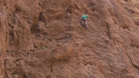 Climbing moroccan cliffs Video stock 134701365