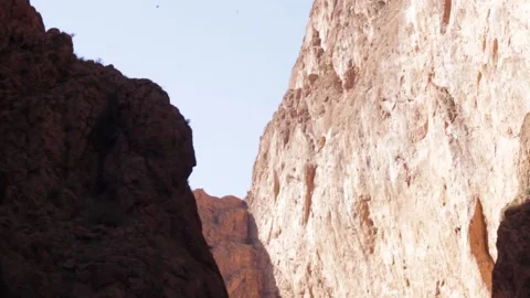 Climbing moroccan cliffs Video stock 134705917