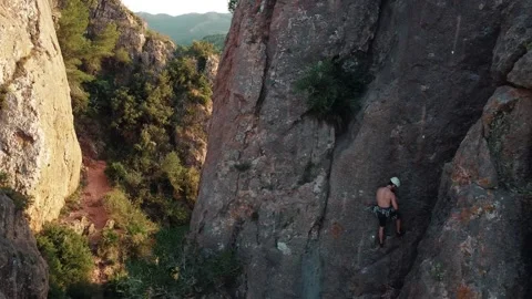 Climbing in the mountain. Drone view of rock climbers in Murcia, Spain Video stock 158536379
