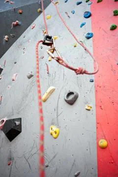 Climbing. A safety bolt threaded a rope with a carbine. Granite wall Foto stock
