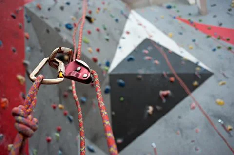 Climbing. A safety bolt threaded a rope with a carbine. Granite wall Foto stock