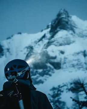 Climer seeing the mountain summit Foto stock