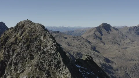 Climing down a ridge in mountain Video stock 97156553