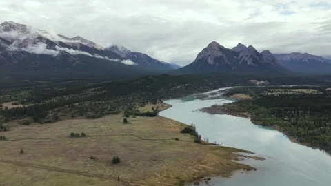 Cline River Flowing Toward Mountains in Alberta 스톡 동영상 344831289