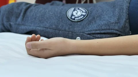 Clinic, the device is connected to the hand Stockbeeldmateriaal 123176035