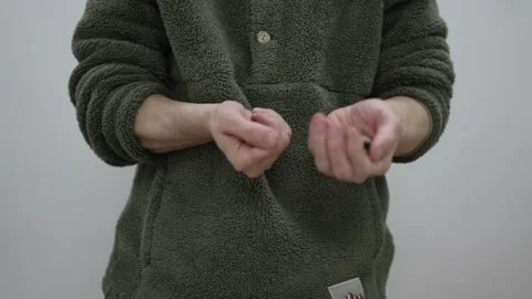 Clinking and clattering of quite a few coins in two hand Vídeos de archivo 345717531