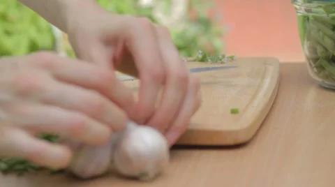 CLIP EDIT Separating cloves of garlic with the help of knife outdoors 库存影片 8366812