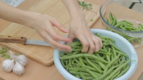 CLIP EDIT  Trimming fresh green beans on wooden chopping board outdoors 스톡 동영상 8366758
