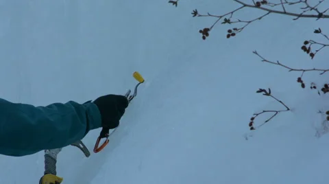 Clipping ice screw Vídeos de archivo 47313768