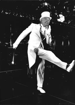 Clive Dunn Performs A Dance Routine Dressed In Top Hat And Tails. Foto stock