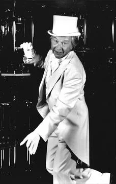 Clive Dunn Performs A Dance Routine Dressed In Top Hat And Tails. Foto stock