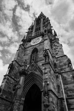 Clock affixed to the face of a tall building tower, providing accurate timekeepi Fotos de archivo
