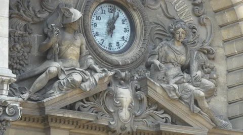 Clock and statues on CEC Bank building in Bucharest Vídeos de archivo 58035127