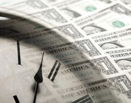 Clock on the background of banknotes dollars Foto stock