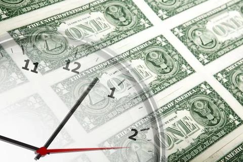 Clock on the background of banknotes dollars Foto stock