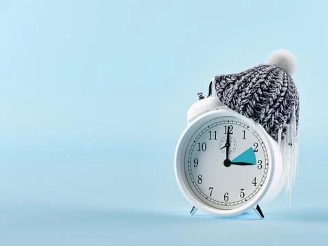 Clock changing from summer to winter time. wintertime concept. 3d rendering Illustrazione stock