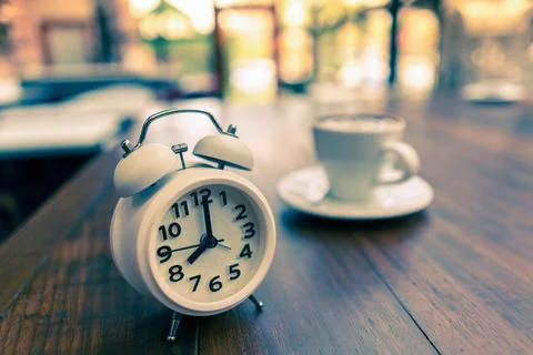 Clock with coffee on the table for refresh before working at 8 o'clock Foto stock