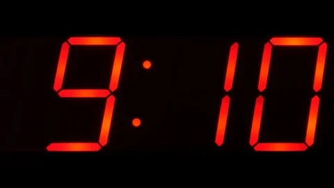 Clock display showing time between 10:00 and 10:59 on large clock face Vídeos de archivo 92270412