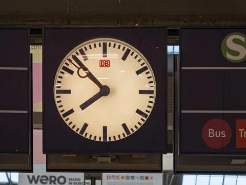Clock Displaying Time at Train Station Stock-Fotos