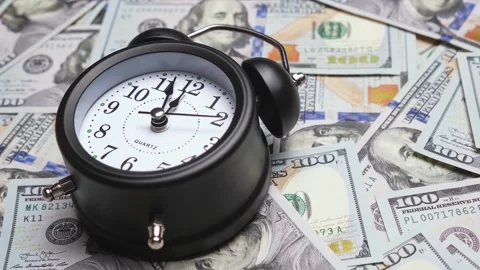 Clock face timelapse on dollar banknotes. Concept of finance and money payment. Vidéo 328951976