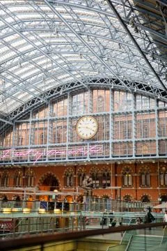 The clock on the Gray Metal Structure inside the St Pancras railway station Stock-Fotos