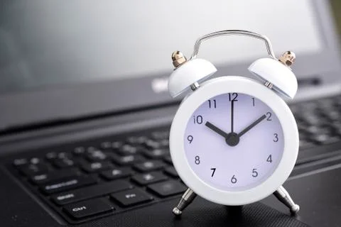 Clock on laptop computer concept for time management and countdown to deadlin Foto stock