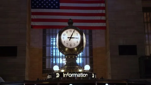 Clock located in Grand Central Station features the American Flag Видео 291510605