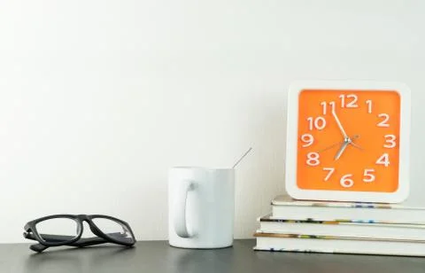 Clock on morning coffee reading table Stockfoto's