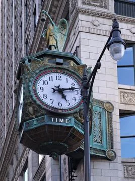 Clock on an ornate building Foto stock