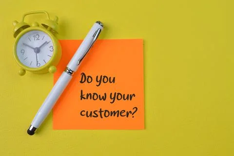 Clock, pen and memo note with question DO YOU KNOW YOUR CUSTOMER? Stock Photos