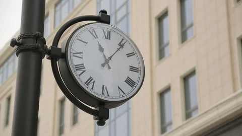 Clock on the pillar - building in background Vidéo 73503232
