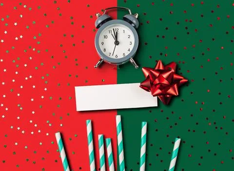 Clock is on a red background with a white sign next to it Foto stock