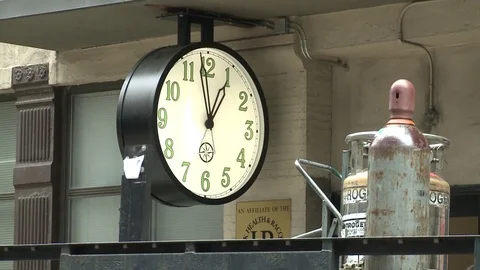 Clock on the street Stockbeeldmateriaal 77088245