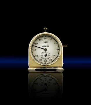 Clock timer with reflection on black background. Stockfoto's