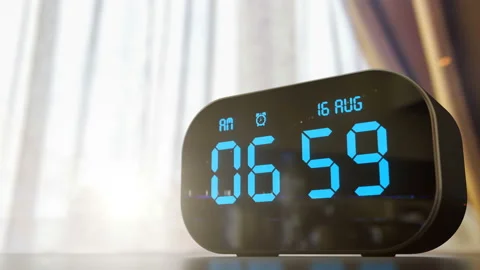 Clock timer ringing at 7 am early in the morning and digits of alarm flashing Видео 136407519