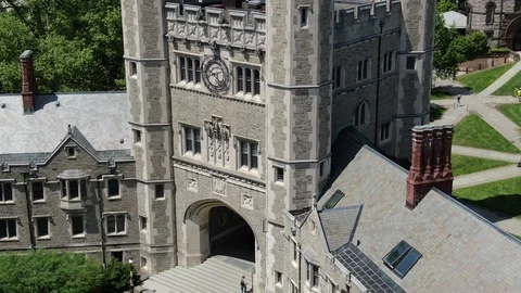 Clock tower above the vaulted arch at Princeton University Vídeos de archivo 108128600