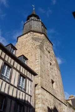 Clock tower and half-timbered house in Dinan Foto stock