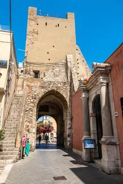 Clock tower and middle door in Taormina, Italy Foto stock