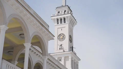 The clock tower in the city center 스톡 동영상 329092811