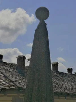 A clock tower in front of a building Stock-Fotos