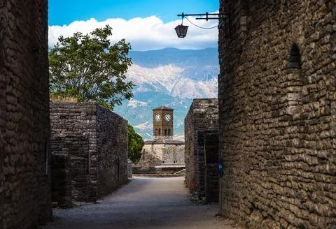 Clock Tower in Gjirokaster Citadel surrounded by ancient ruins, an attraction in Foto stock