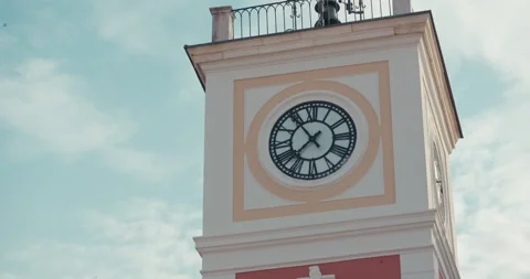 Clock tower on Marshal Tito Square in Rovinj Video stock 334243192
