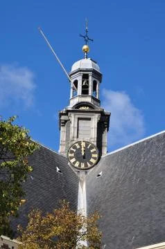 Clock tower at midday Stock Photos