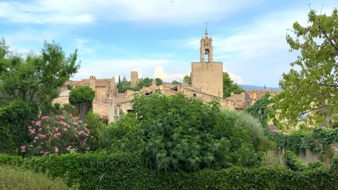 Clock tower of the village of Cucuron in the Luberon valley in Provence, France Vídeos de archivo 169922139