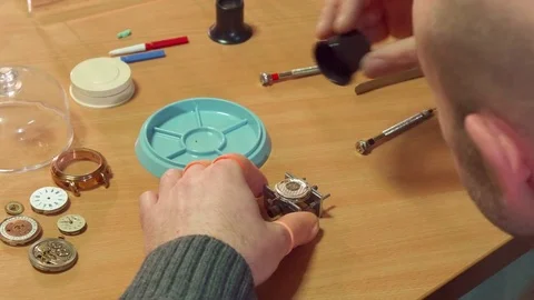 Clockmaker disassembles clock Vídeos de archivo 73595630