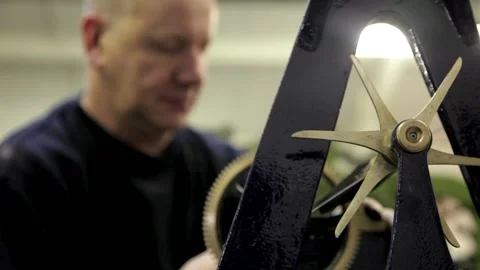 Clockmaker Inspecting Antique Clock Chime Mechanism 库存影片 345752453